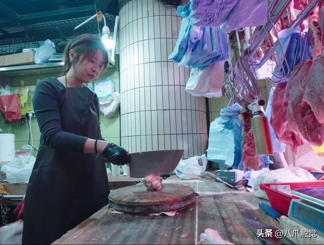 早上6点，想做猪肉分割员的香港女孩跟随老板去拉猪肉回来，然后手把手教她分切猪肉、