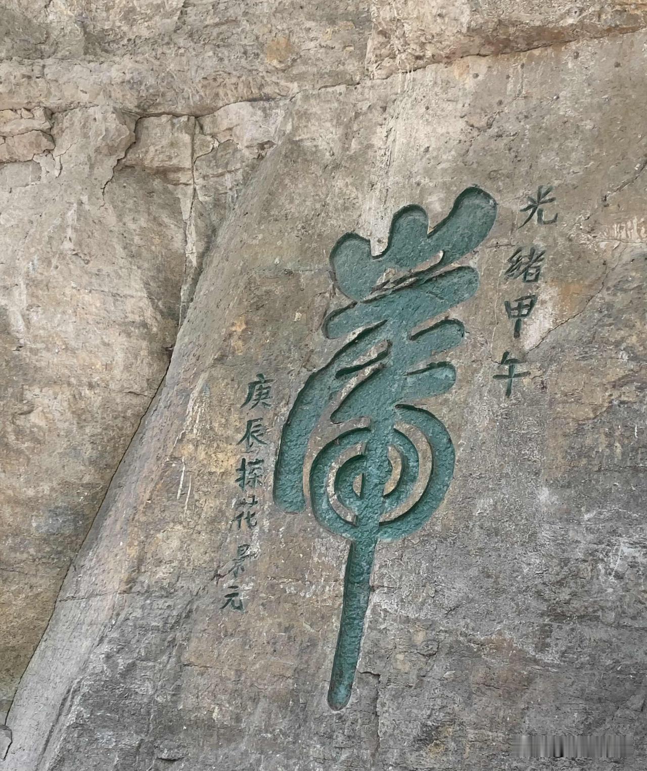 我认为文科。
上个世纪八十年代末，年轻人都去上夜校，都是冲着文科去的，流行一句话