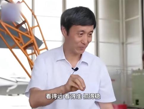 难怪歼-10C飞越红海，美军航母群没发现，中国专家向全球宣布：歼-10C隐身能力