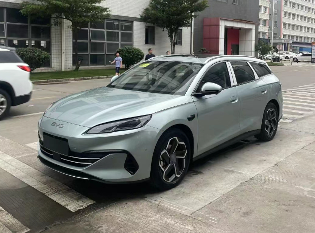 海豹06 DM-i旅行版实车看着还是蛮不错的，姿态更加低趴，更有俯冲的感觉。特别