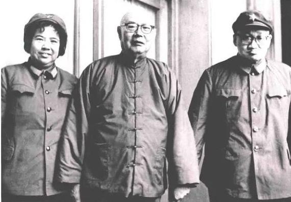 在80年代的一张珍贵合影中，毛岸青夫妇与叶剑英元帅并肩而立。彼时的叶帅虽已年迈，