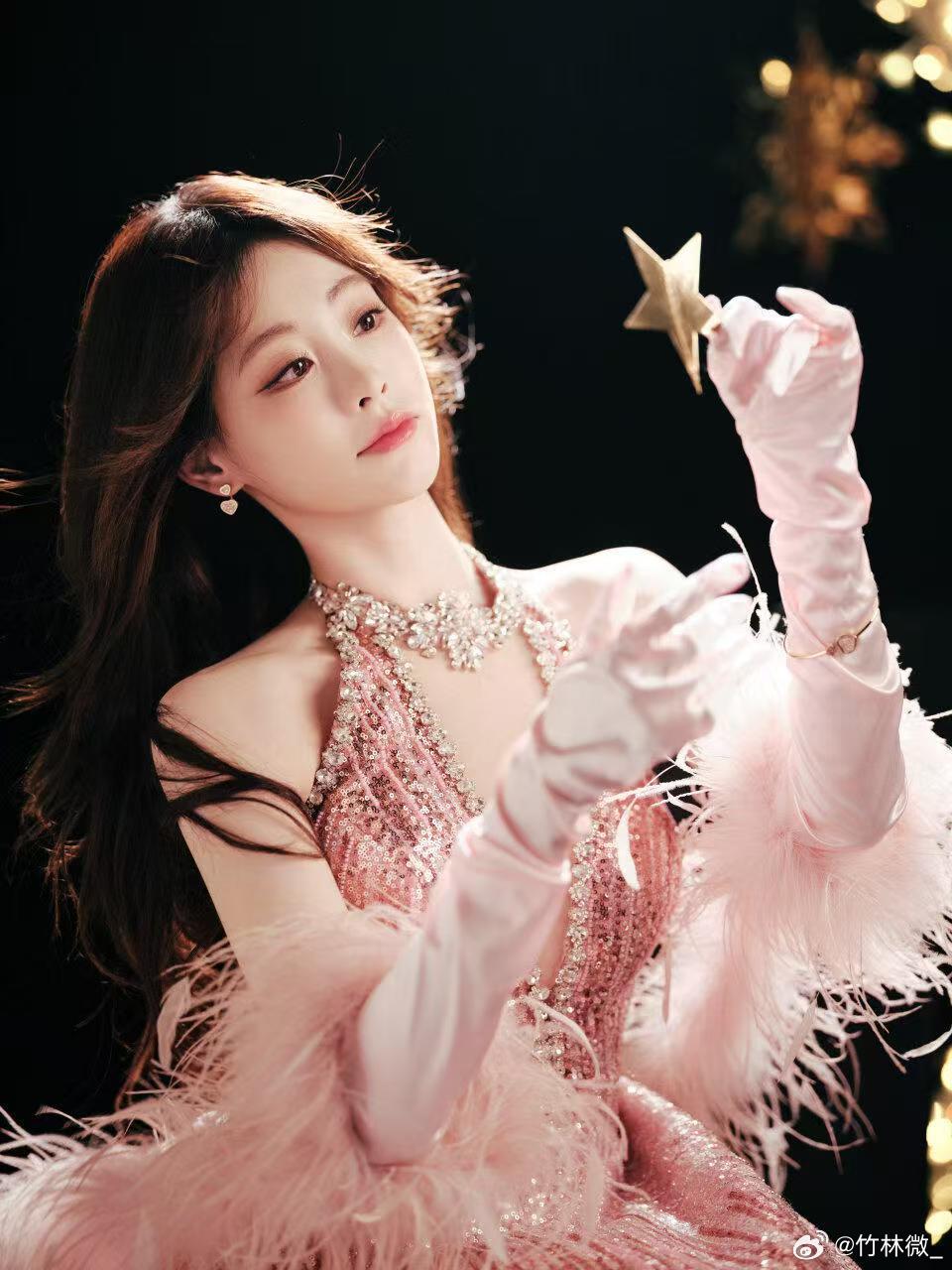 祝绪丹好粉的摩登女郎祝绪丹也太会穿了吧！粉色流光裙配羽毛袖，人间水蜜桃本桃，美到
