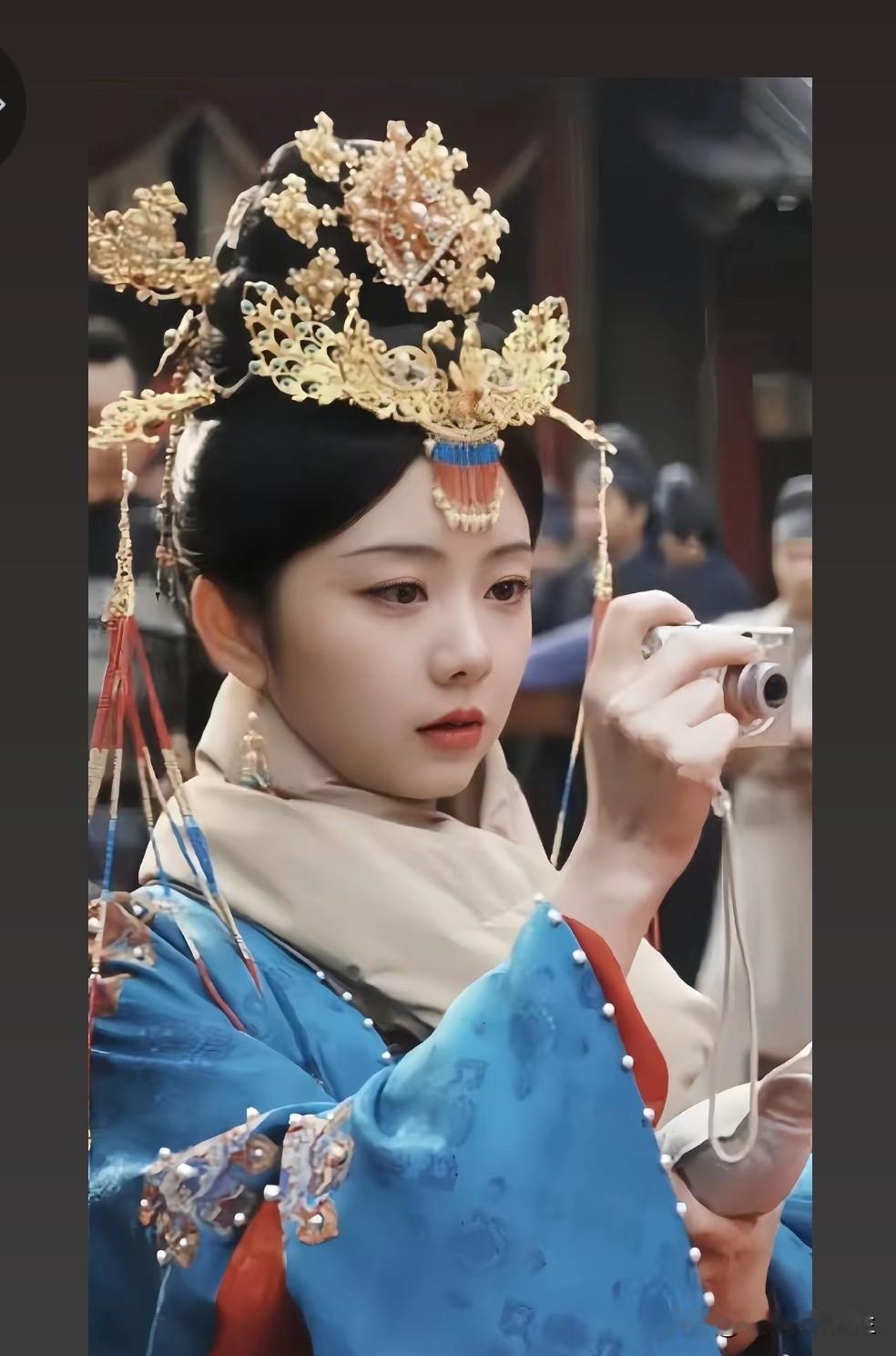 松韵把时空穿越者的独特视角演绎得太到位了，拿着相机记录古代繁华时，那种既新奇又小
