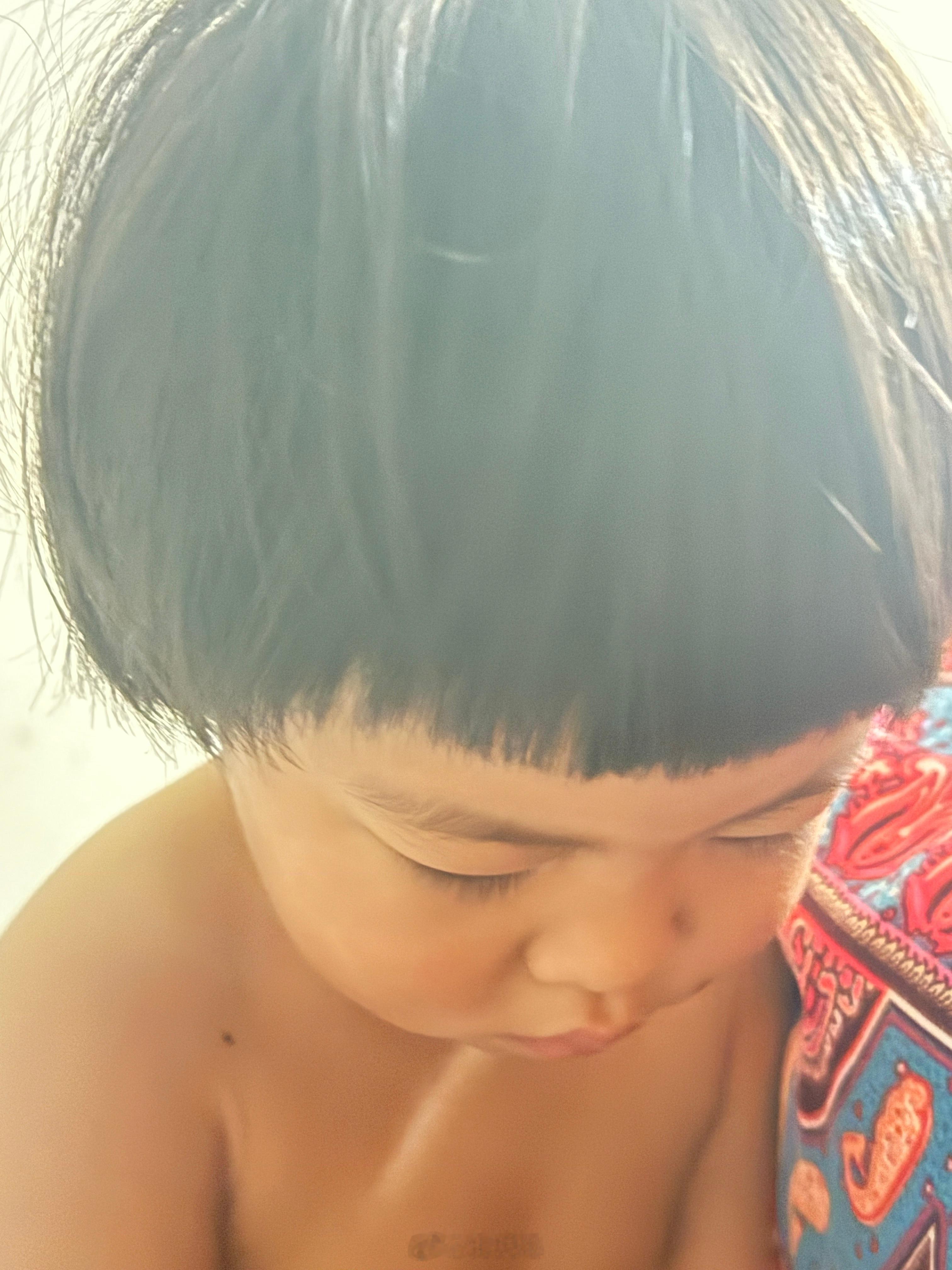 我每天都是在折磨中醒来的睡得好好的突然开灯，掀被子，扯眼罩，被猛烈的踹我黑眼圈都