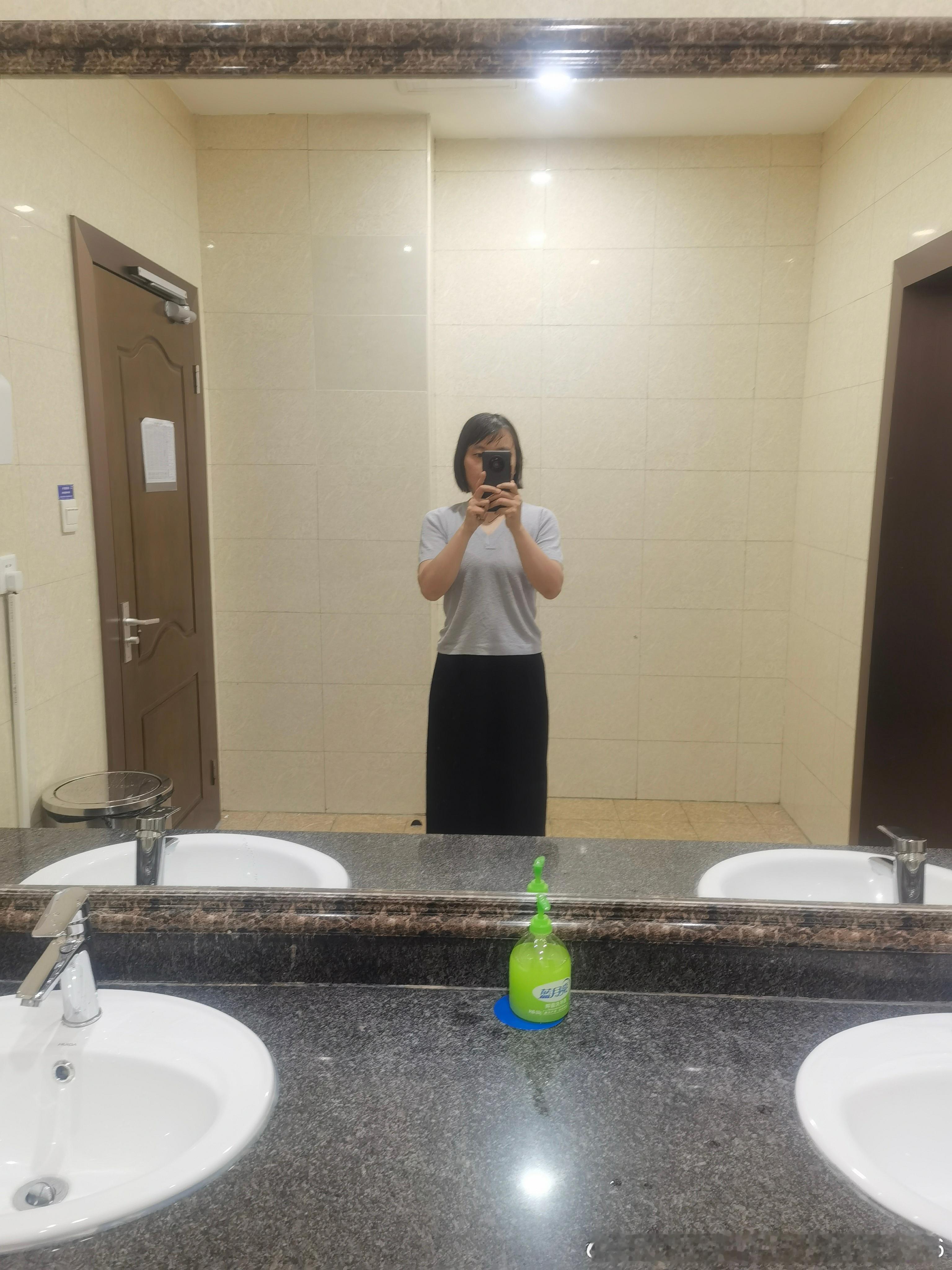 每周五便装日。我今天穿了黑裙子。 