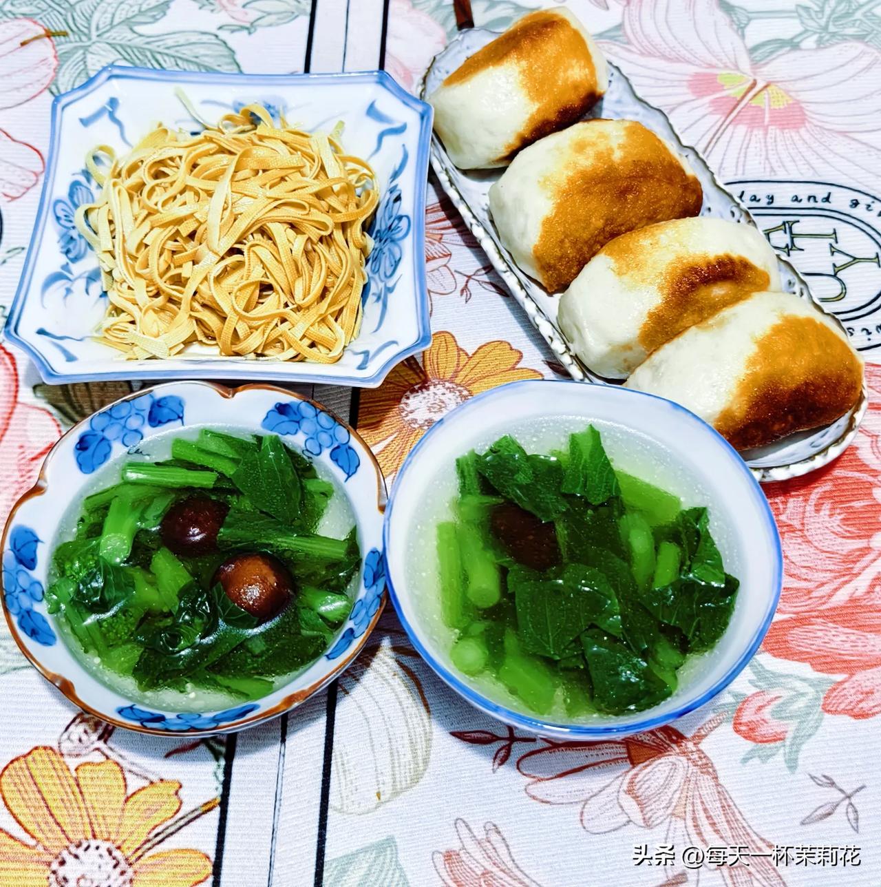 早上好，之前蒸了一锅馒头，放在冰箱里冷藏，早上拿出来几个，煎馒头，东北家常干五香