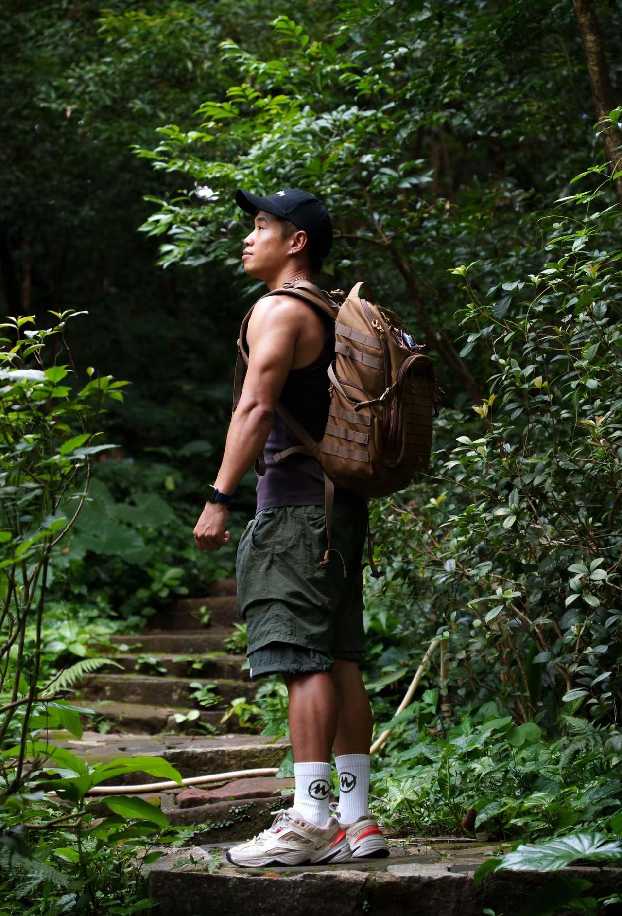 📷 | 安全感拉满的山野治愈之旅。森林战术徒步重装玩法！穿对装备进山，连踩泥坑
