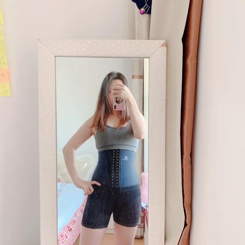 39岁的李女士一年狂减50斤，代价却是后背被勒出两个硬包袱。她靠高强度运动和长期