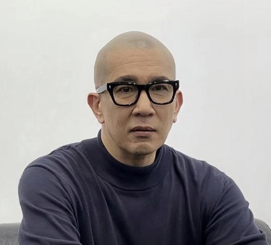很多人看不懂具俊晔这个男人，
大s都走了这么久了，他为什么还经常坐在她的墓前常伴
