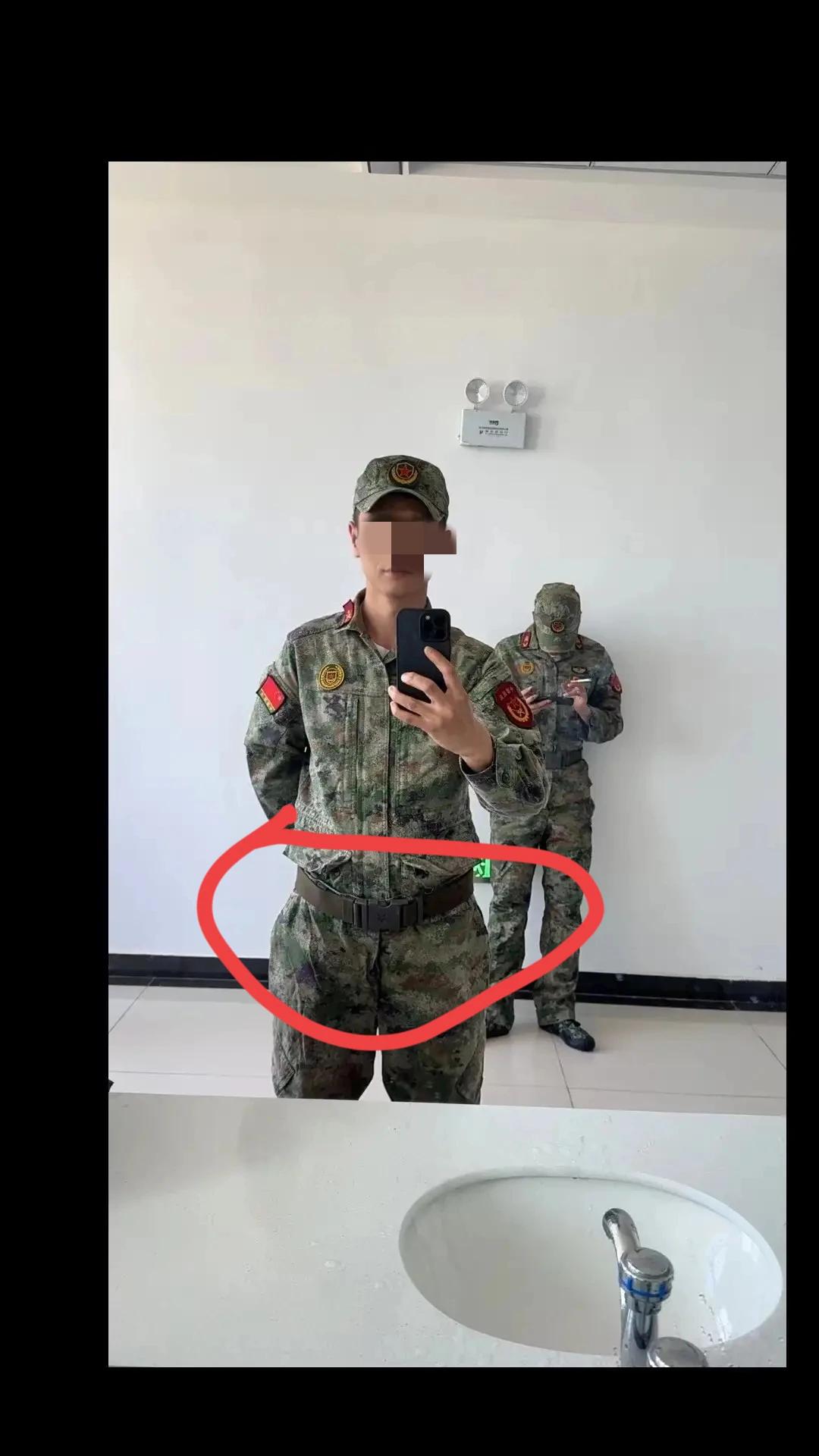 虽然不是现役军人，可是作为预备役，既然头上顶着军徽，你也应该维护军人的形象吧！武