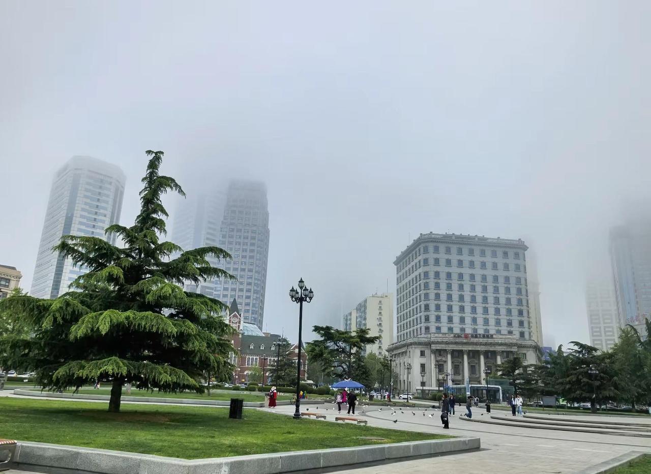 连续两天的大雾，十几度的温度，这是初夏了吗？又把厚衣服穿上了，大连这是让别的城市