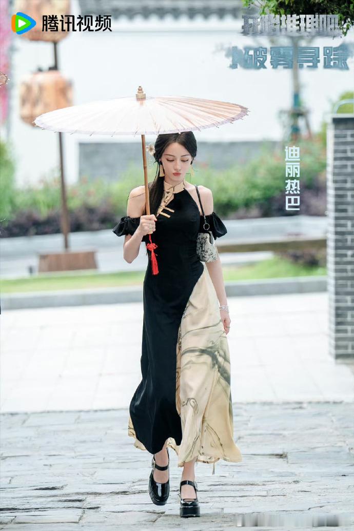 一袭新中式水墨裙勾勒曼妙身姿，迪丽热巴新中式水墨裙 惊艳众人，眉眼间 遮不住的柔