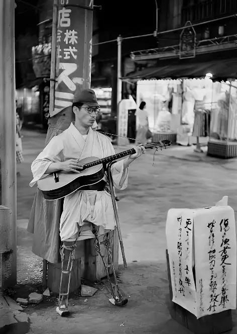 20世纪50年代的东京浅草寺周边，时常能见到不少街头卖艺的残疾日本兵。1945年