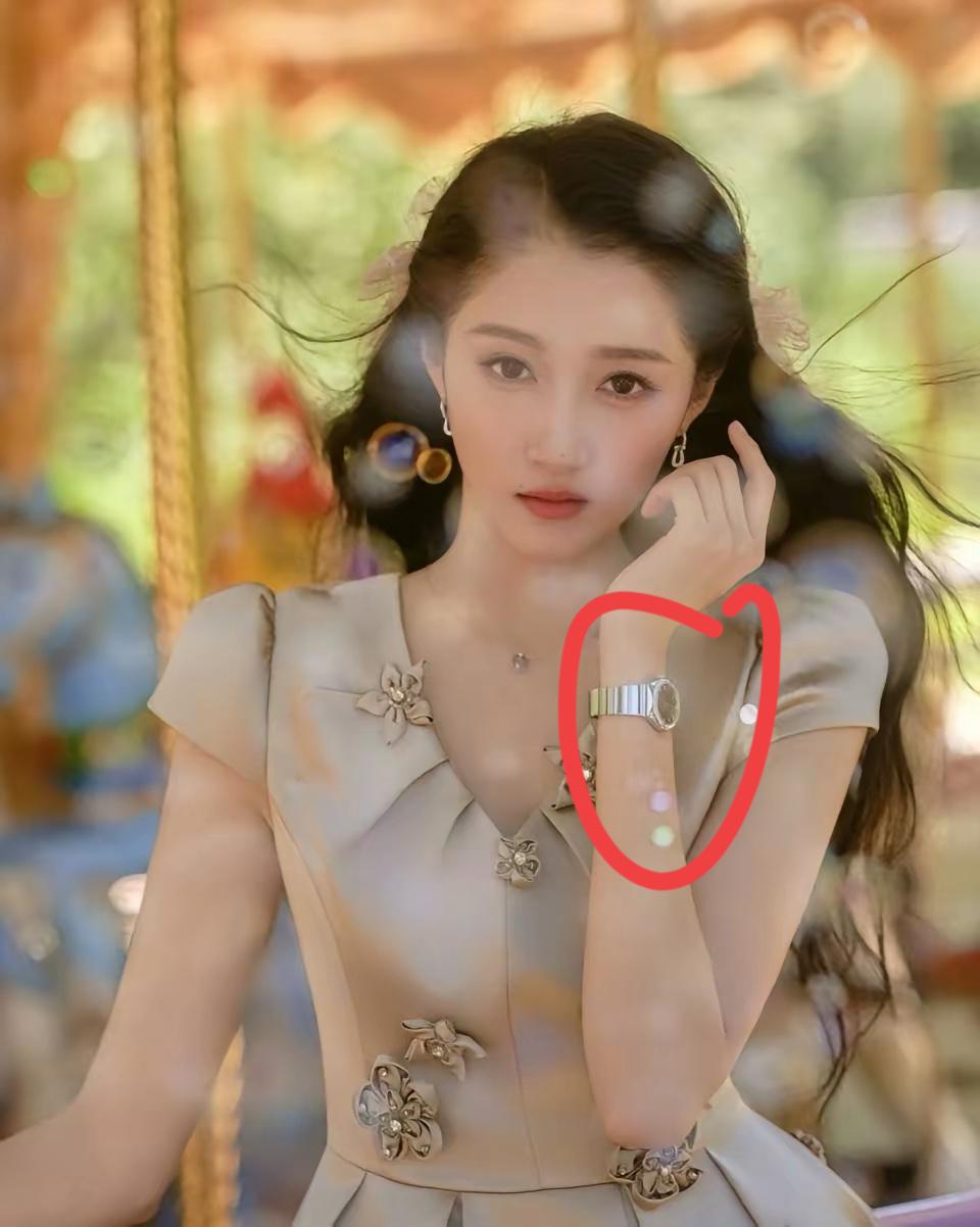 关晓彤带的手表是不是挺贵的，值多少钱