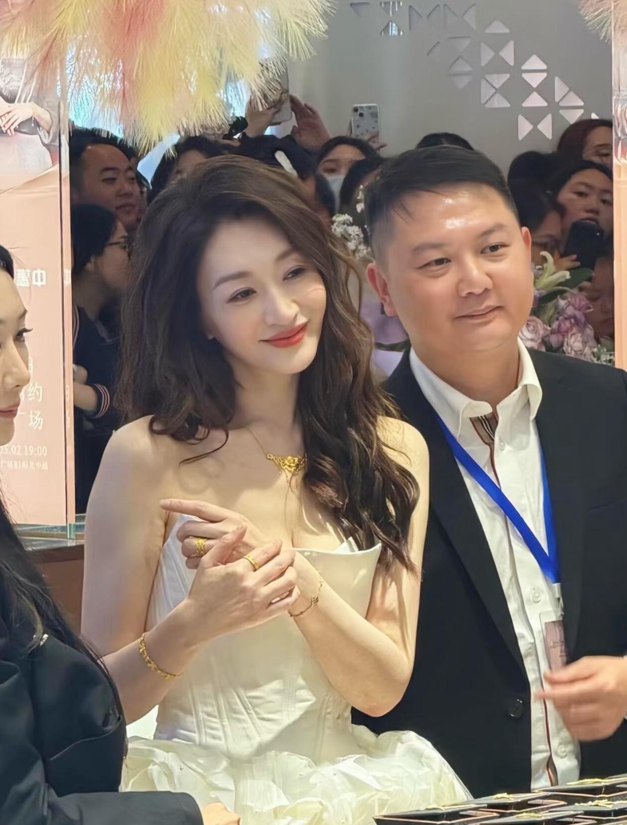 仔细看发现了什么？
感觉只有一双手有些暴露年龄，
李小冉的脸和身材真的非常显年轻