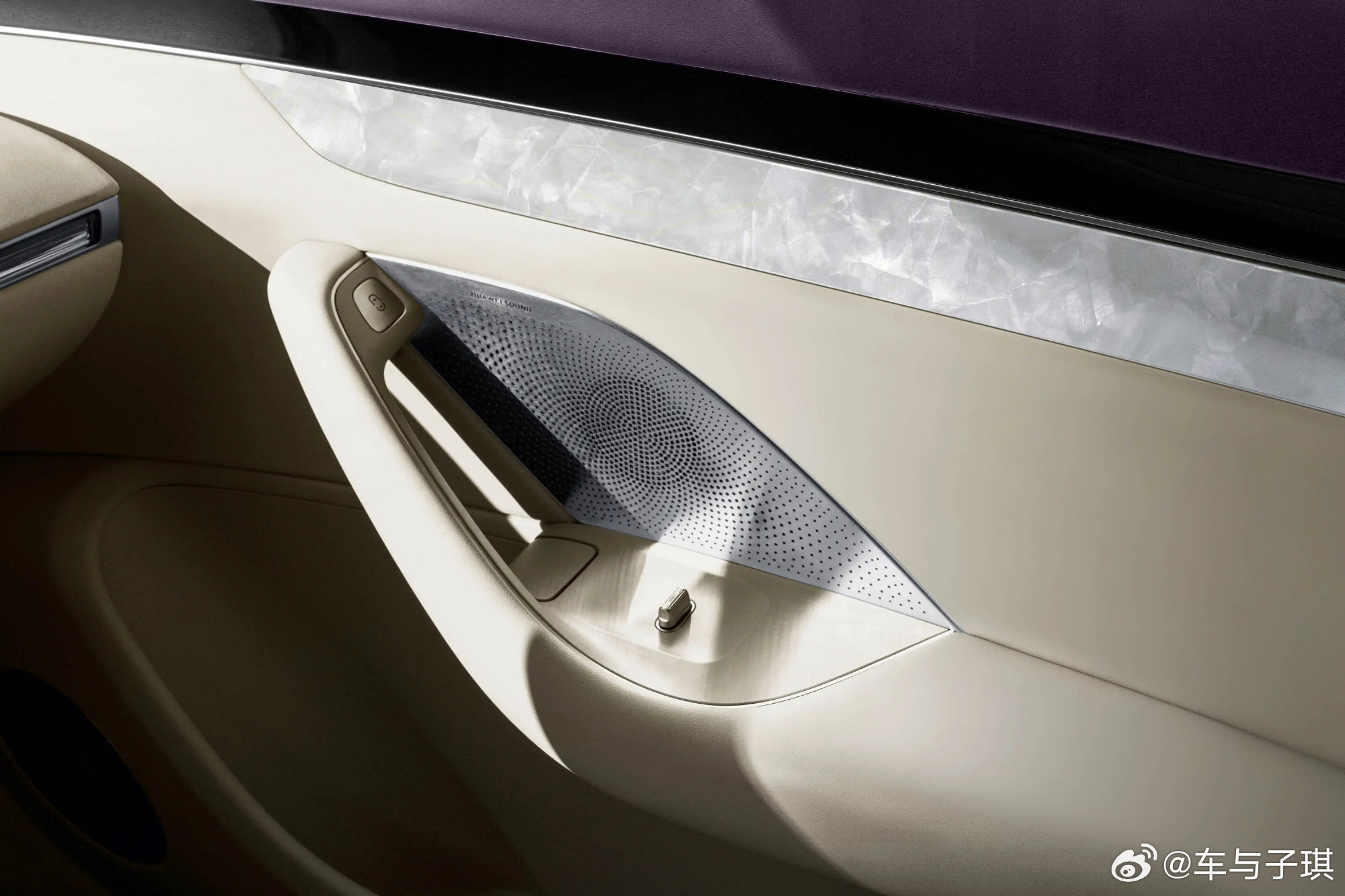 R7这次的升级还挺懂咱们日常用车的，暗夜紫车色质感真的在线，光线下的渐变感高级又