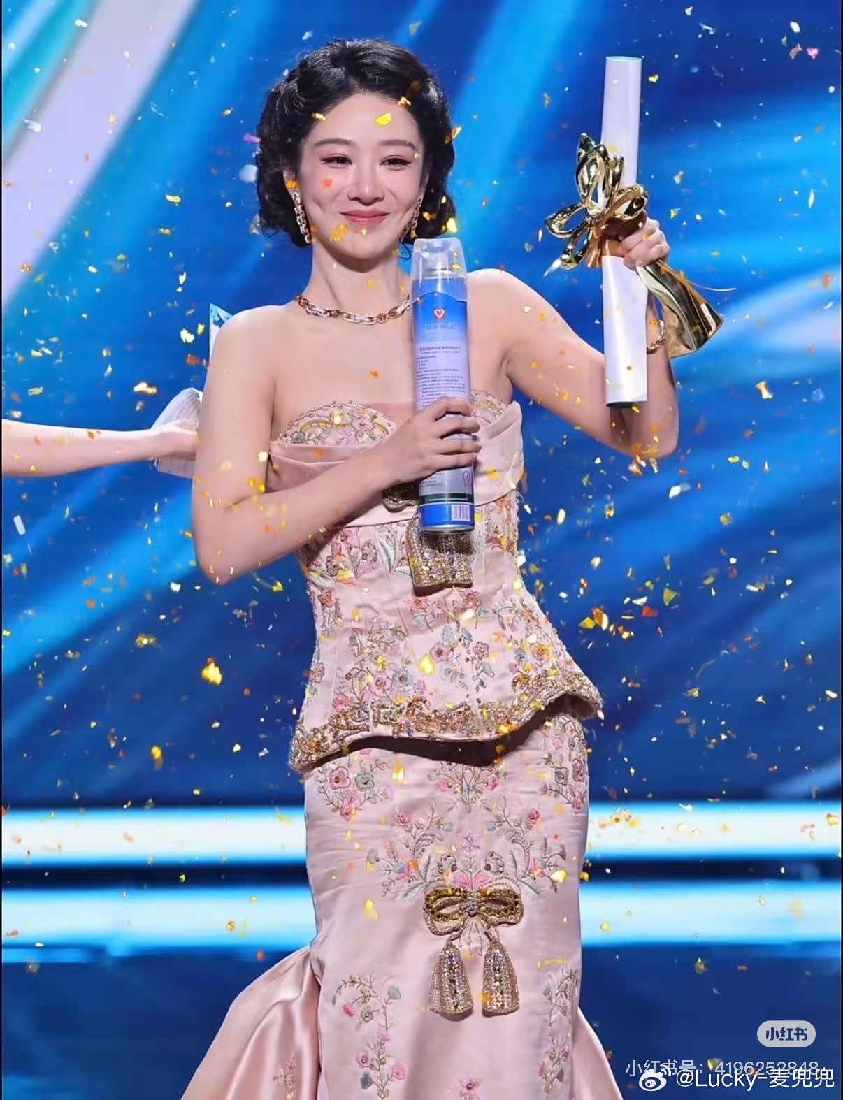 杨紫说我的花期到了说真的，杨紫算是我从小看着长大的姑娘小时候看着屏幕里活泼的小演
