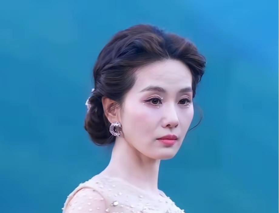 50岁的李小冉和还不到40岁的刘诗诗，同框对比真的太直观了。 