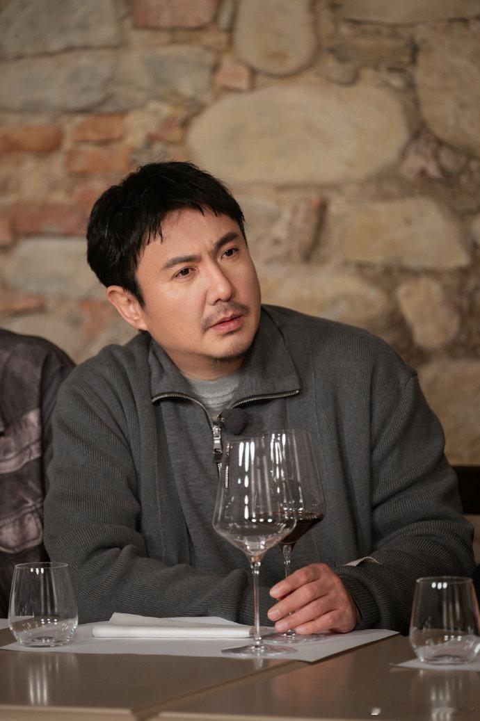 沈腾都快跑出残影了沈腾都快跑出残影了！边舞边“供货”，四处点完火就乐呵呵看戏～这