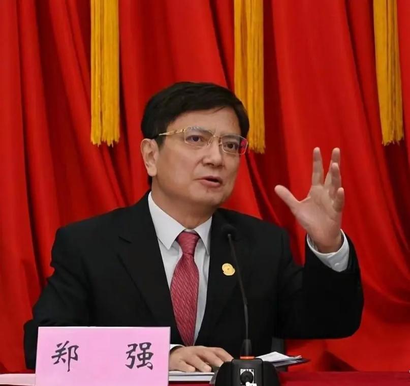 [下雨]郑强说：“凡是儿子不回来的地方，你买5套房子都没用。儿子跟你两个还有点感