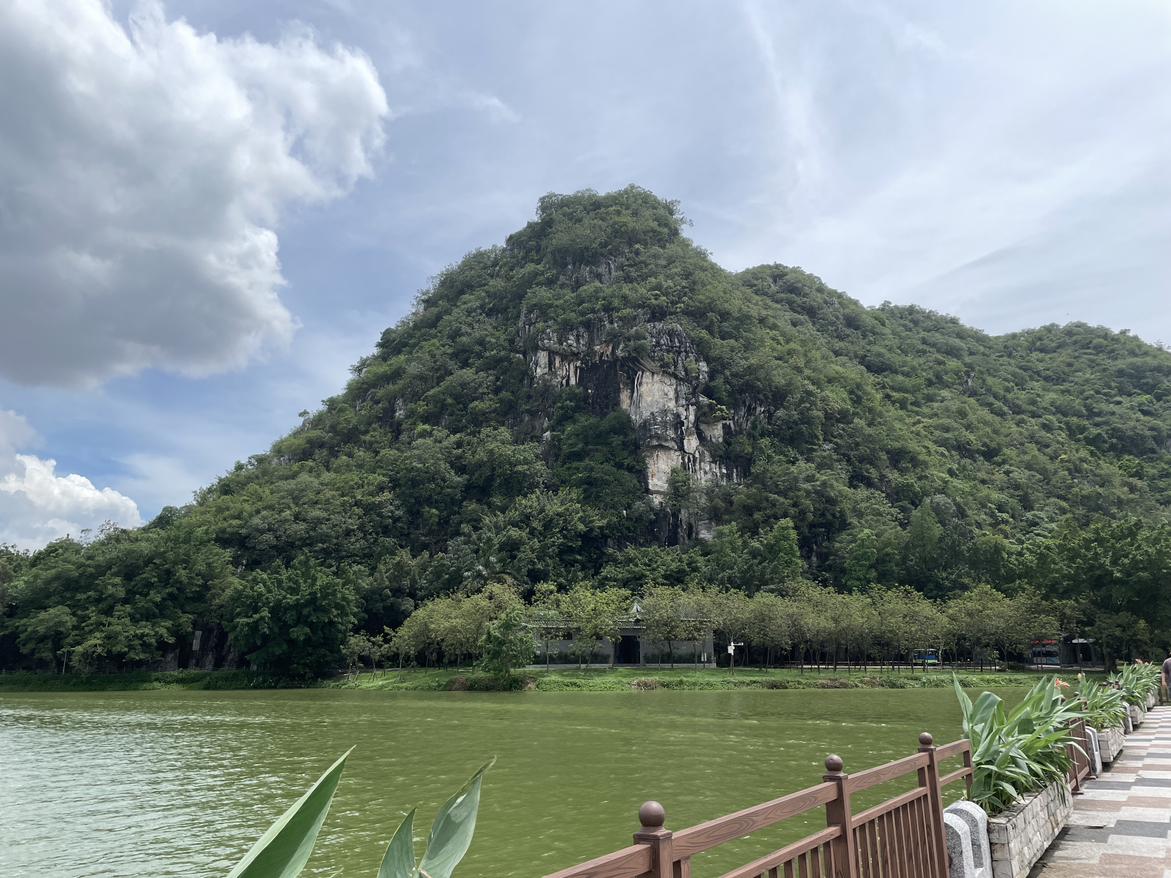 今天状态轻松愉快，外面多云，正适合出门溜达。
我的今日状态：😁轻松愉快
我这里