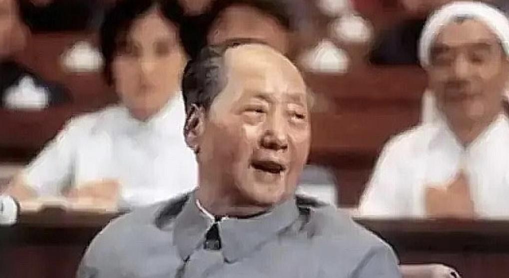 1981年，有人想动手否定毛主席，胡乔木提出不再称“毛主席”，改叫“毛泽东”，但