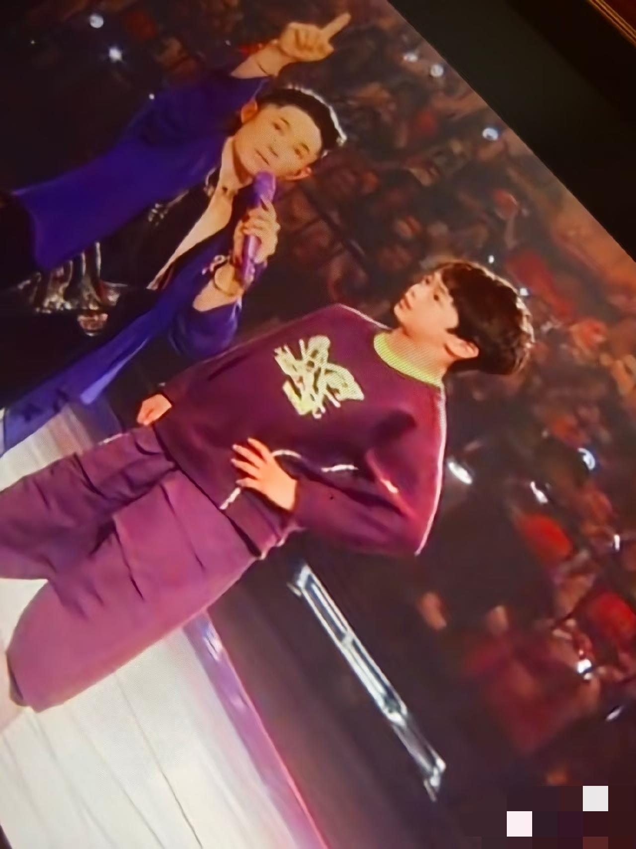 4月1日晚上的新F4恒星之城重庆演唱会一大亮点，吴建豪与重庆13岁街舞冠军秋秋同