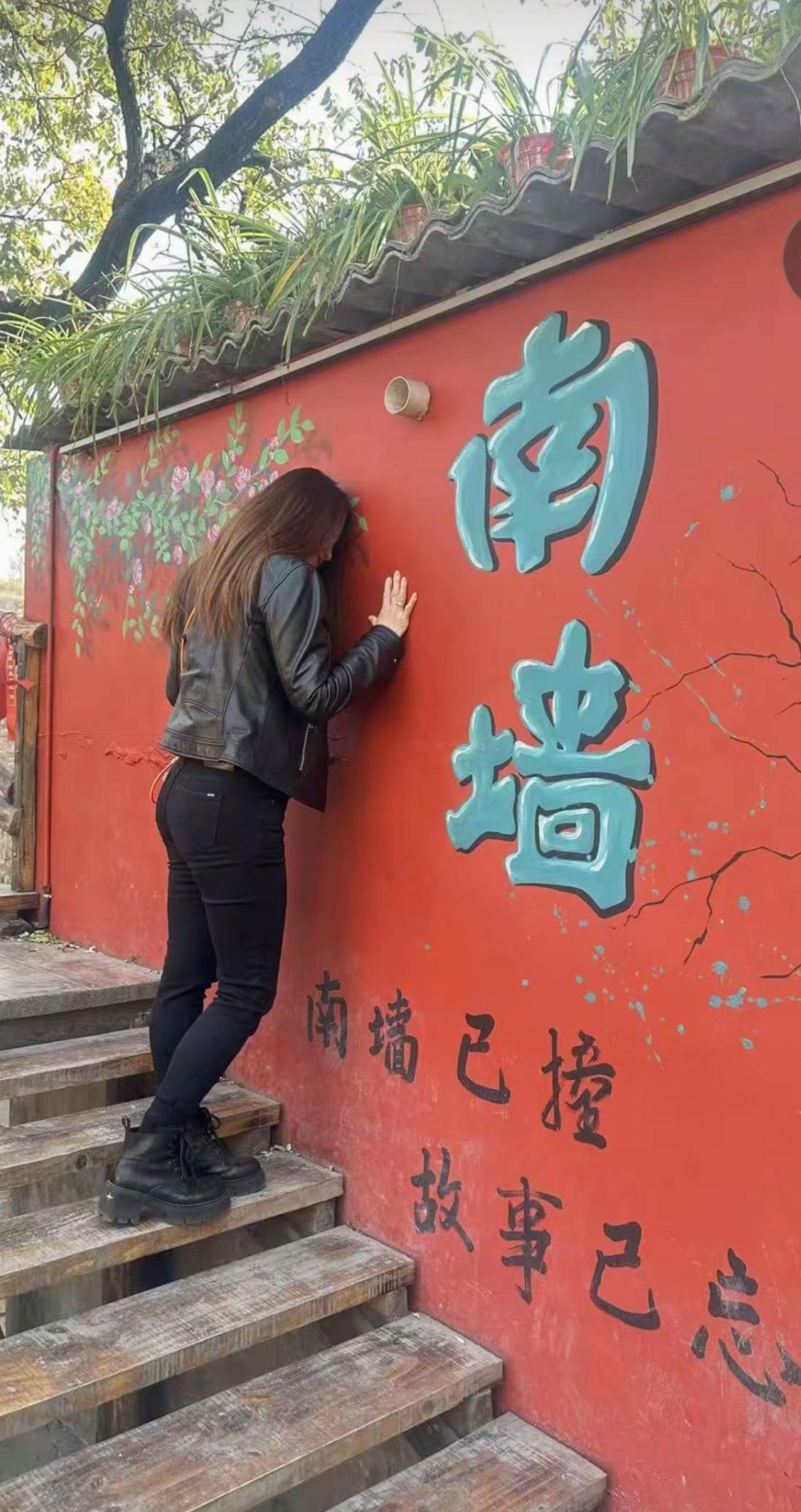 人在世间逍遥游，不撞南墙不回头，勿论归途何处去，任你大胆向前走。