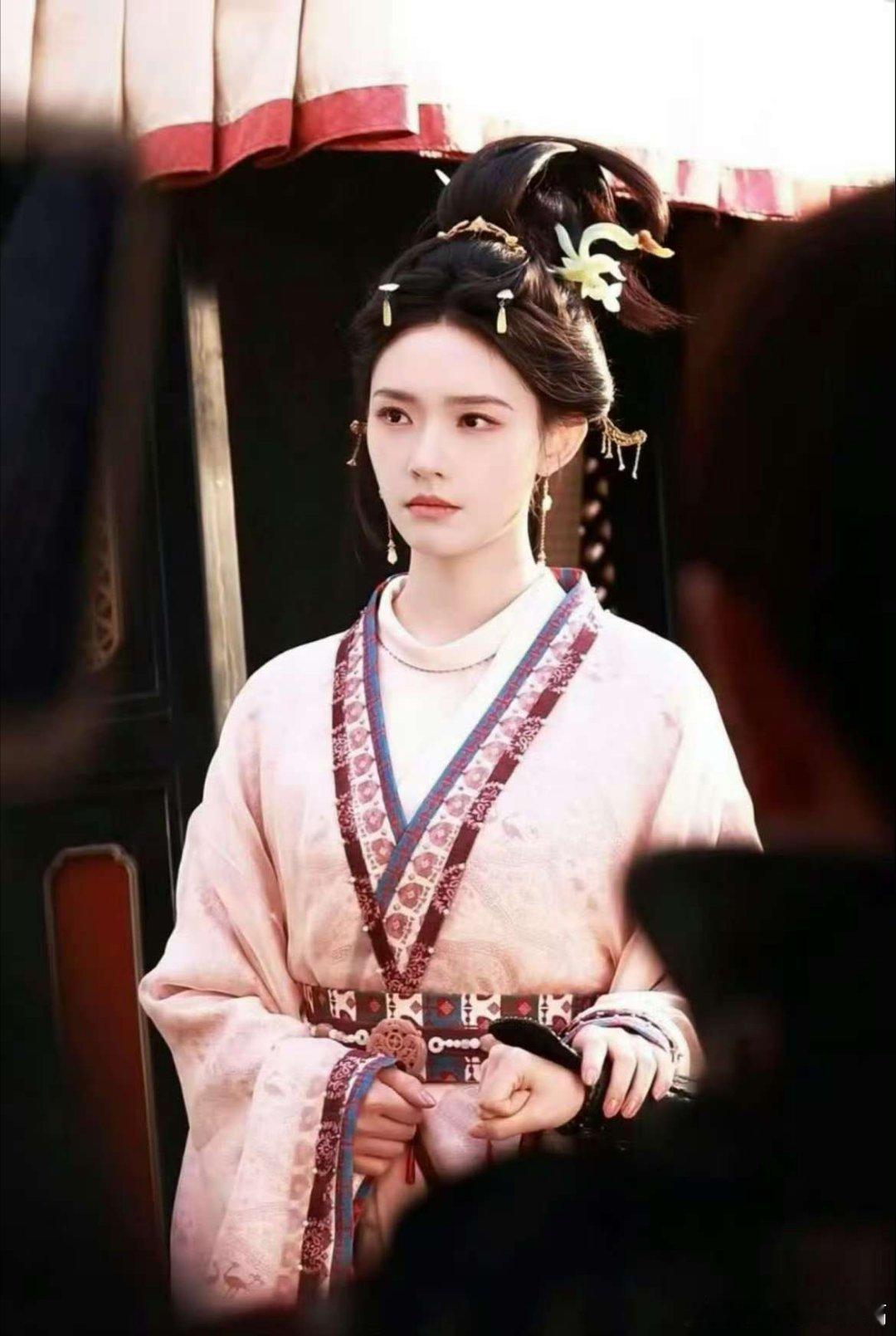 曝林允在归鸾剧组冻了十几个小时看到热搜吓了一跳，点开图发现美女状态还挺好的。剧组