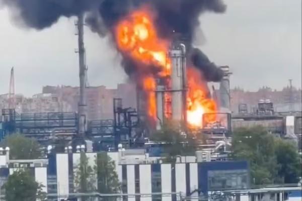 乌军百架无人机突袭莫斯科，近郊炼油厂两度遇袭牵动局势
 
6月18日凌晨，乌克兰