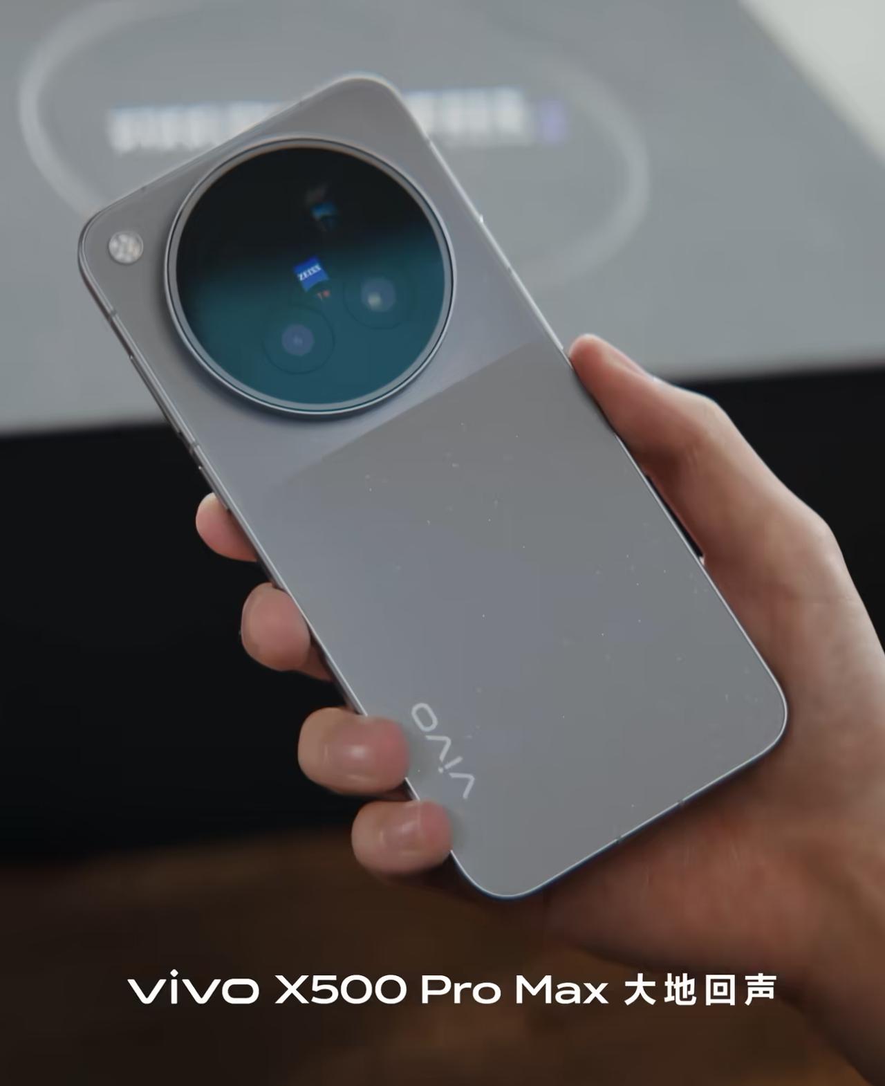 9月的机圈还没喘口气，vivo带着新配色又来凑热闹了。
vivo官宣X500 P