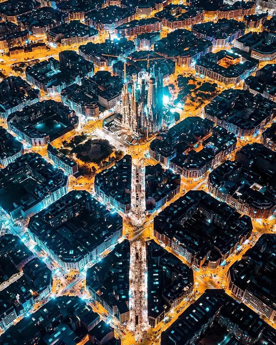 国外的城市规划，确实领先一百年
看出这是哪个城市吗？
规规整整的交通网络，小巧的