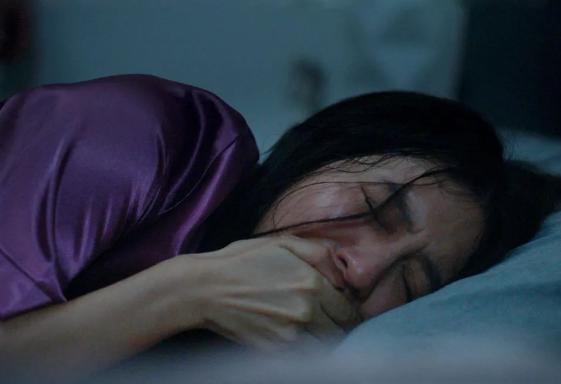 纽约乐罗伊镇十几个女高中生集体抽搐，查遍水源都没找到毒素。这件事发生之后，最先被