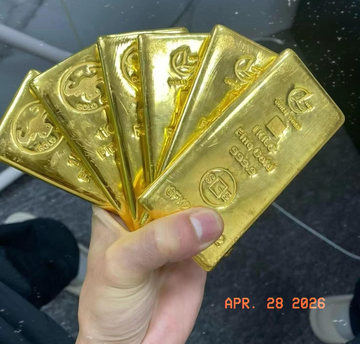 瞅着今天这金价，
我这血压蹭蹭往上飙，心都慌了。

刚发完工资本来高高兴兴想存点