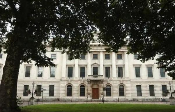 中国外交部发言人林剑表明，如果英国政府不批准中国在英国新建大使馆，中国将坚决维护