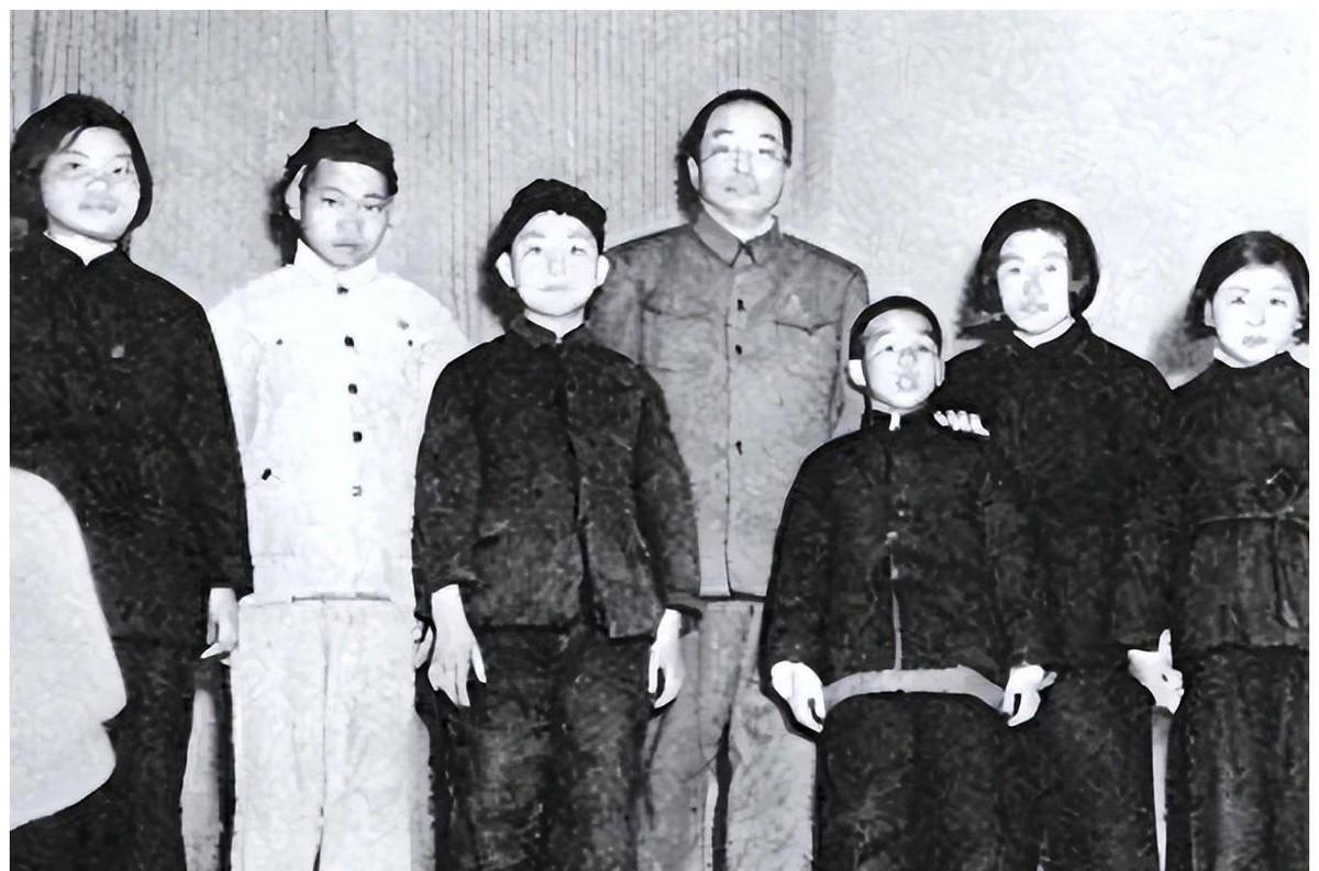 彭德怀和陈赓两位老战友在哈军工视察时，因彭德怀侄子彭启超的军衔问题发生争执。彭启