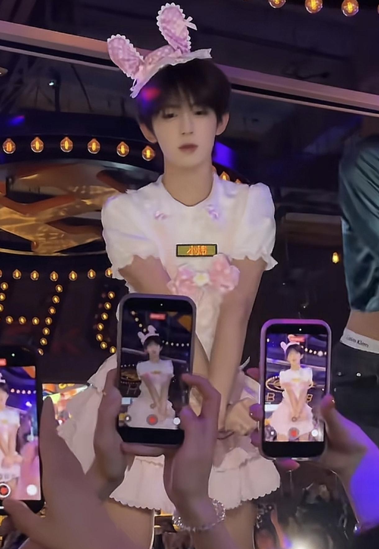 这真的给我看吐了。
一个男艺人演艺酒吧，靠卖萌，穿女性化的衣服表演来取悦观众。真