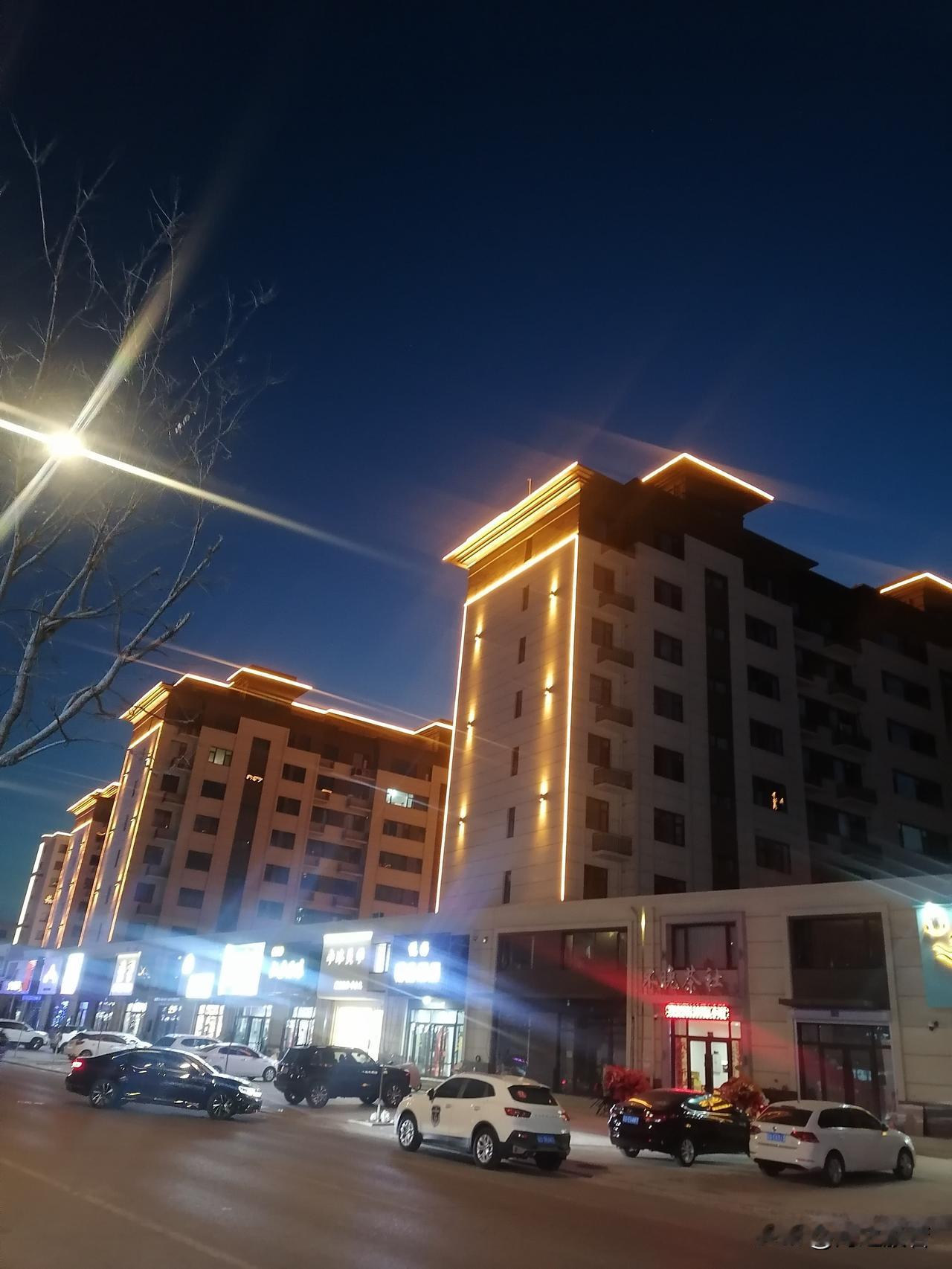 出门接姑娘，顺便看看家乡的夜景，快过年了，彩灯，灯笼都装饰起来，五彩斑斓的，十分