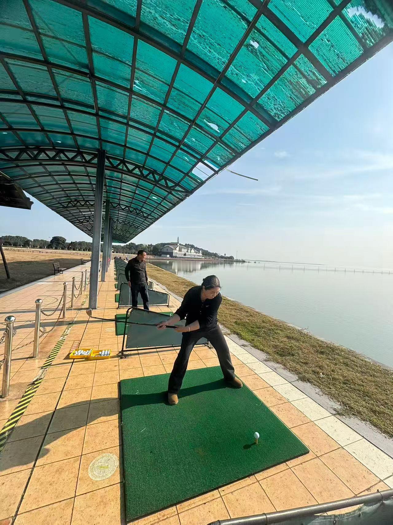 挥杆击球，享受高尔夫的乐趣！🏌️‍♀️🏌️‍♂️