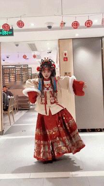 #新年红包好运甩甩舞# 啊什么东西？天，太魔 性 了，我已经上 头了，芭比既然直