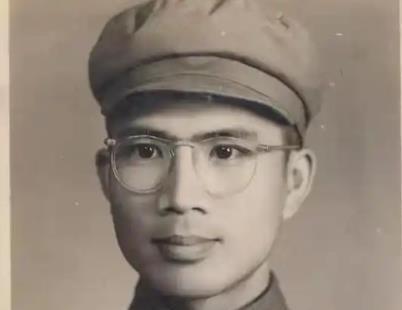 1951年，朝鲜战场，一新兵正擦大炮，突然瞅见，美军阵地有顶奇怪的帐篷。他咬牙跺