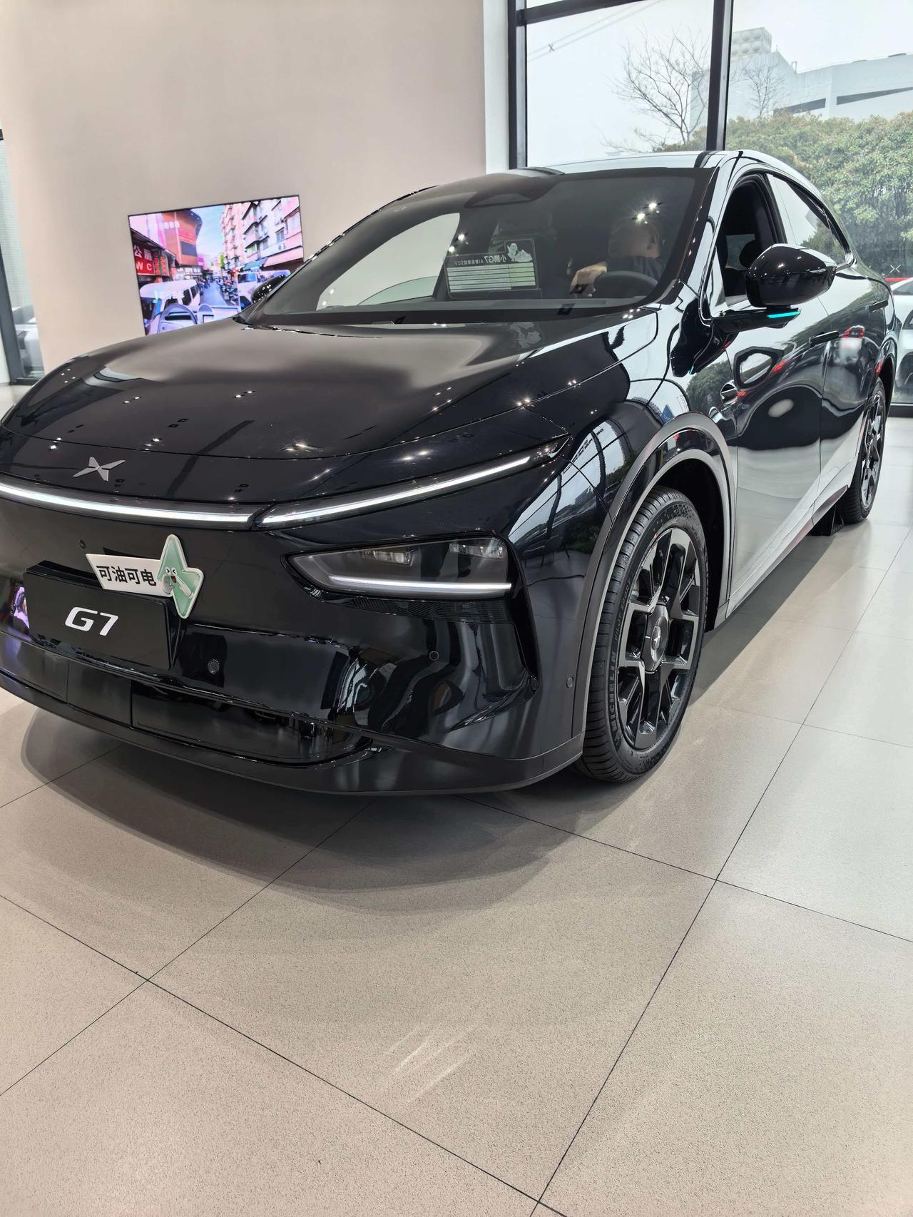 这款小鹏G7总体我认为还是挺漂亮的，我很喜欢，毕竟自己是年轻的颜值控。外观采用的