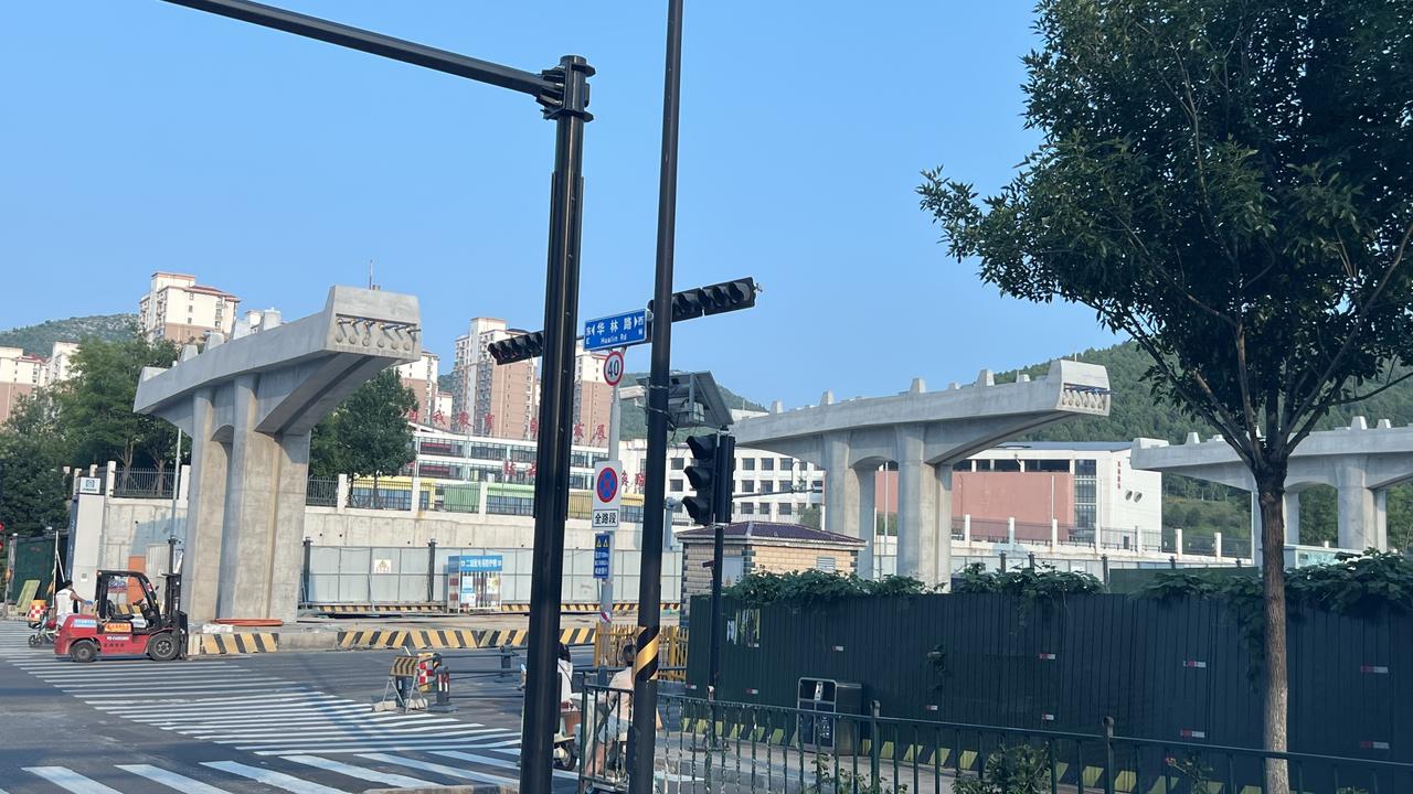 两张前后对比照片！
济南华林路附近的凤凰路高架建设，有了新变化！
图片由楼友7月