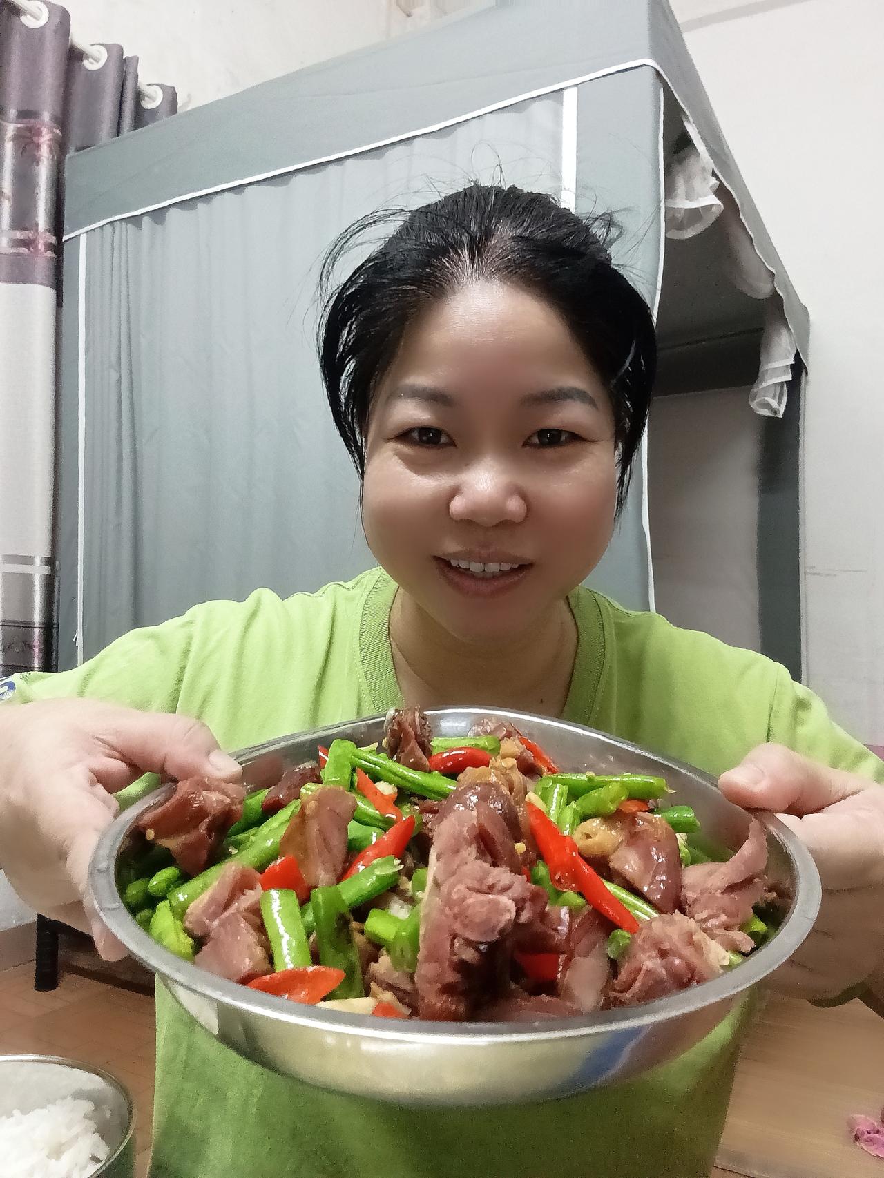 大家好，我是七姐，我做自媒体这么多年了，我也刷到了很多同行。年龄也跟我差不多，他