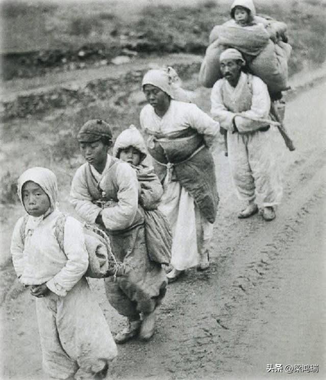 朝鲜战争期间，逃离战区的韩国难民，随身携带了所有的家当，成年男子和妇女背着沉重的