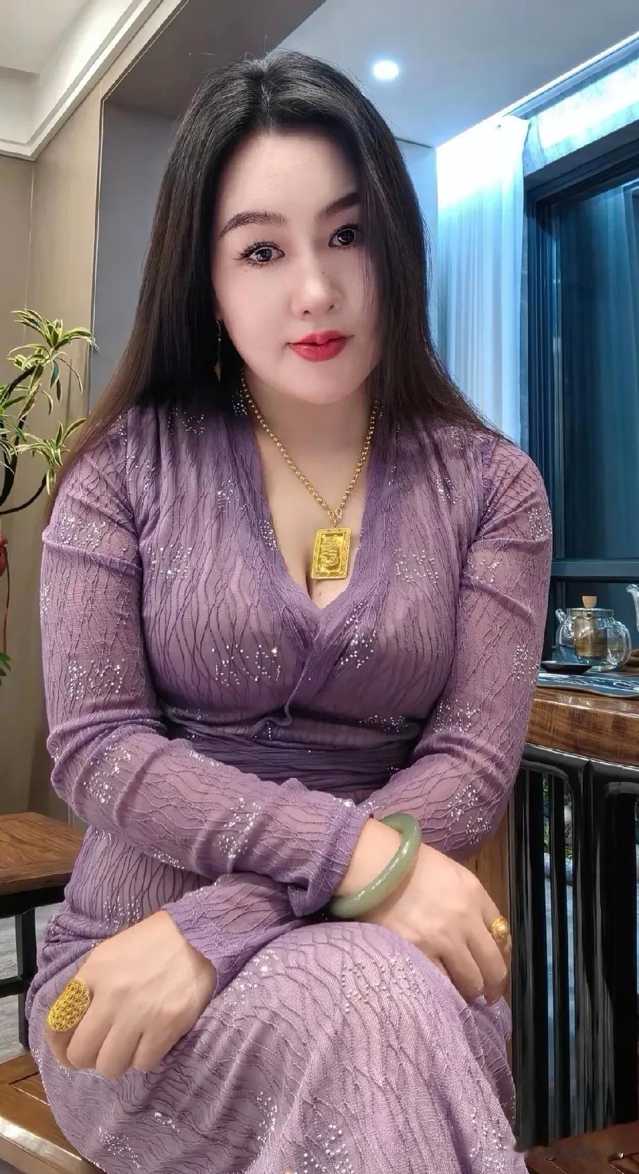 当一个人忽略你时
不要伤心
每个人都有自己的生活
谁都不可能一直陪你
别高估自己