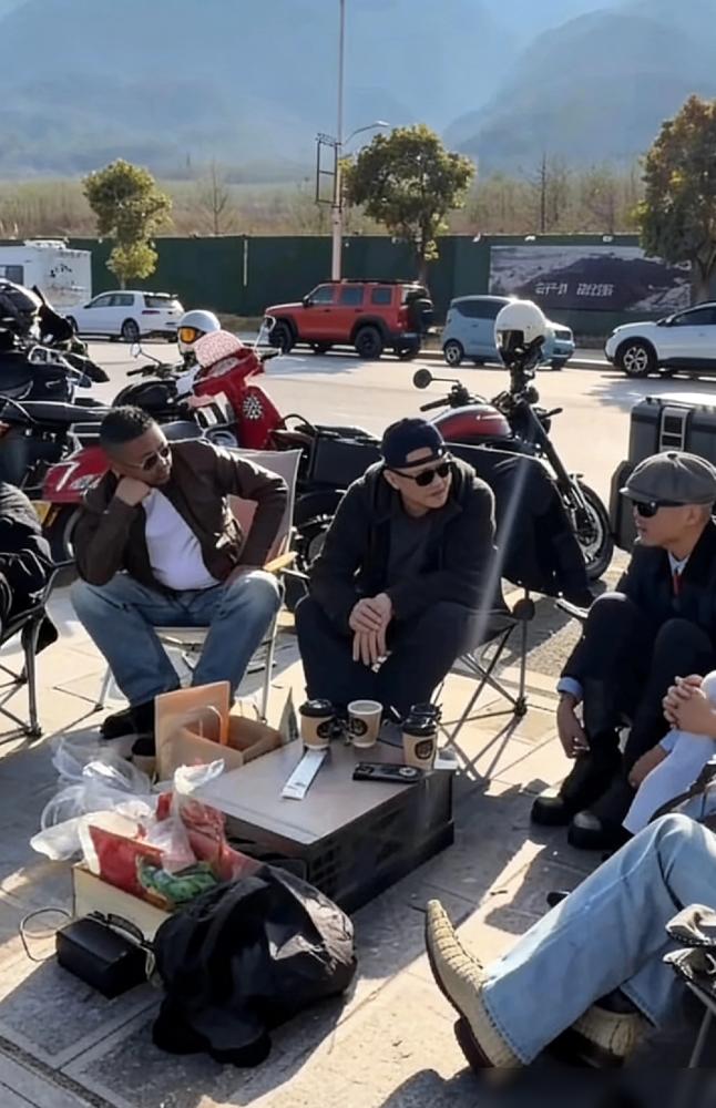 直播卖货1个亿，李亚鹏转身跑到云南街头，嗑起了松子。
大年初四，大理。没有山珍