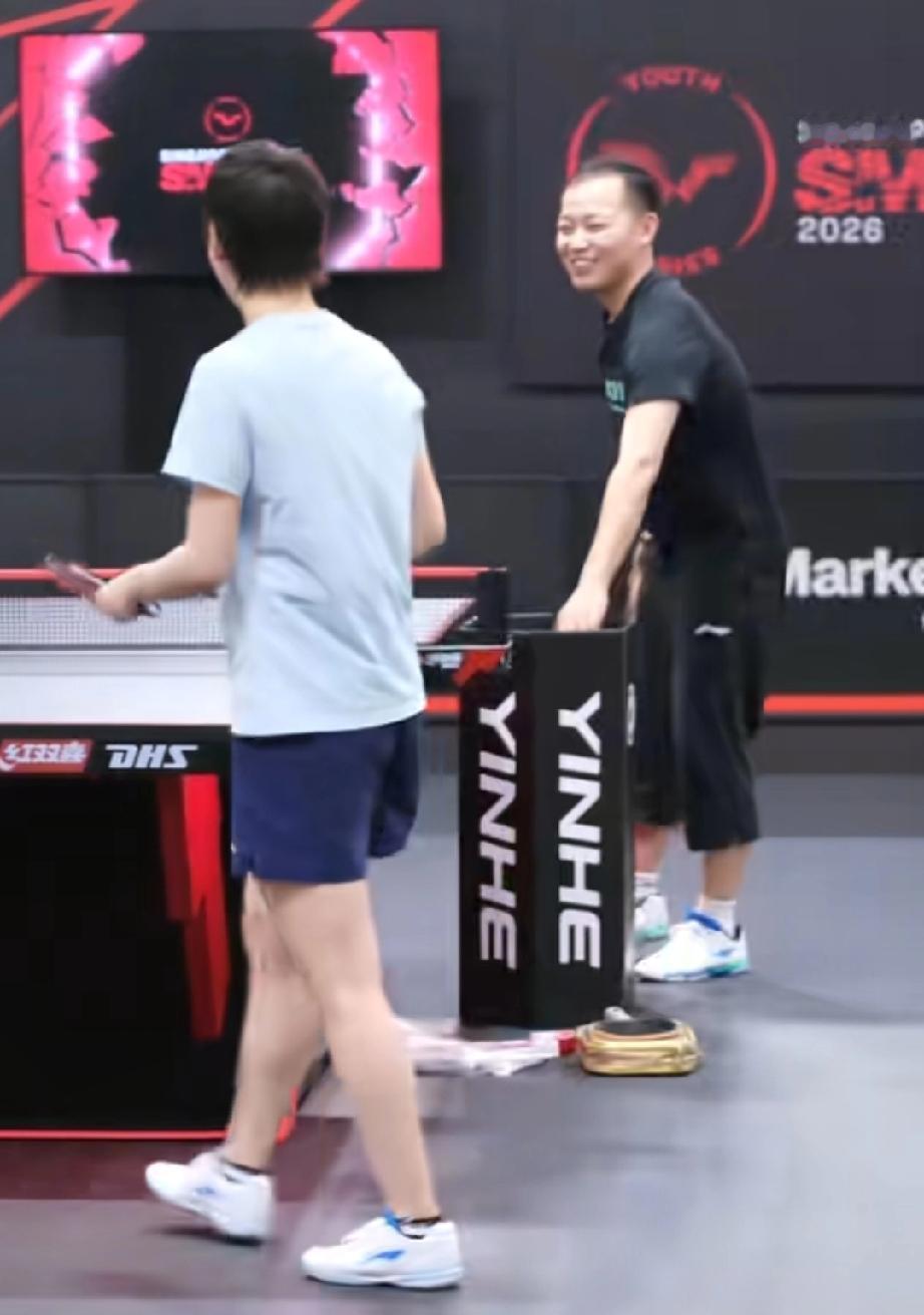 WTT新加坡大满贯比赛，王曼昱在训练馆结束热身拉伸后训练，任浩教练陪练。要不说年