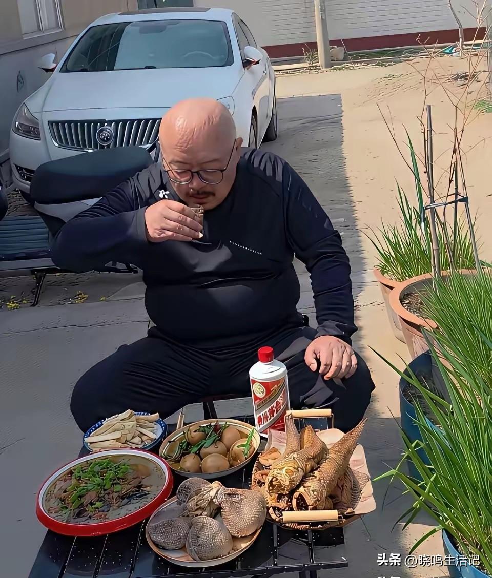大叔一个人整这么好的酒菜，看来退休工资不低啊。