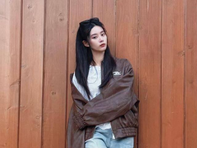 徐艺洋分享鹿晗演唱会现场照片，引发网友热议。照片中，徐艺洋兴奋沉浸于演唱会的热烈